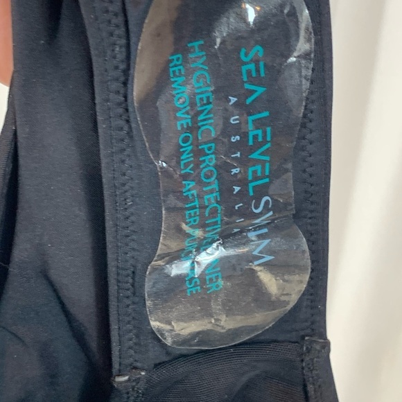 Sea Level High Leg Bandeau Removable Straps One Piece Swimsuit - Black - size 4 - Picture 8 of 8